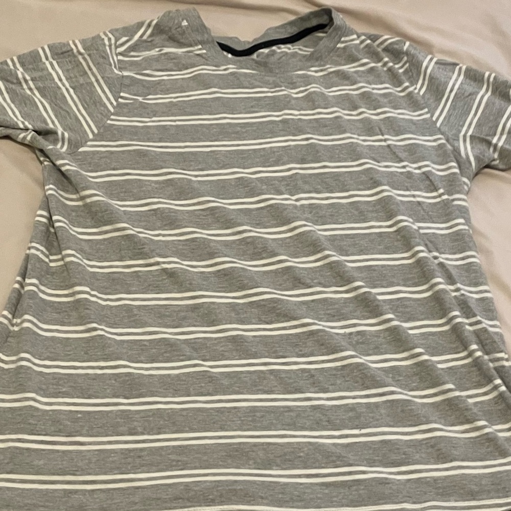 Men’s Gray M Royal Class Top !Accepting Offers! Bundle Deals Available